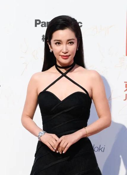 李冰冰越老越放得开,黑色小礼裙就用两根带子吊着,看不出赘肉
