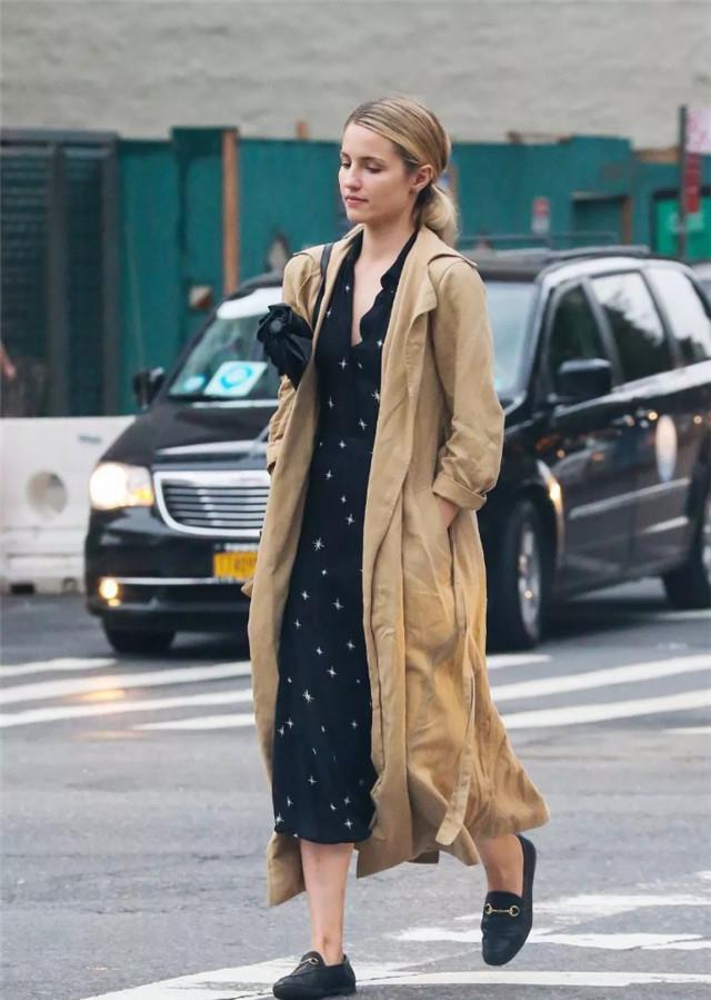 风衣下面不一定搭裤子今年流行风衣长裙优雅时髦显气质