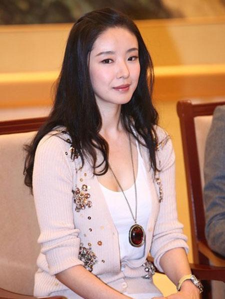 北京最壕地产商王永红:欠债800亿逃往国外,带走一女明星和70亿