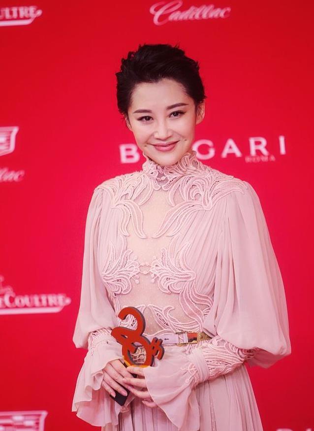 许晴扮起嫩来没得比年过半百肌肤娇嫩齐刘海造型也就她能撑住