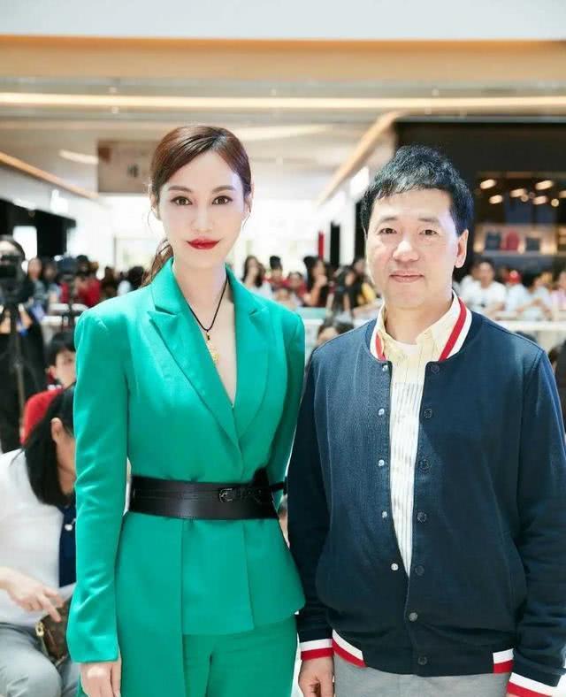 杨雪穿衣气场强,一身绿色西装有"老板范",状态和年轻人没两样_腾讯