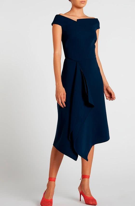 领口的不规则设计,出现了新框架的"尖锐"细节.