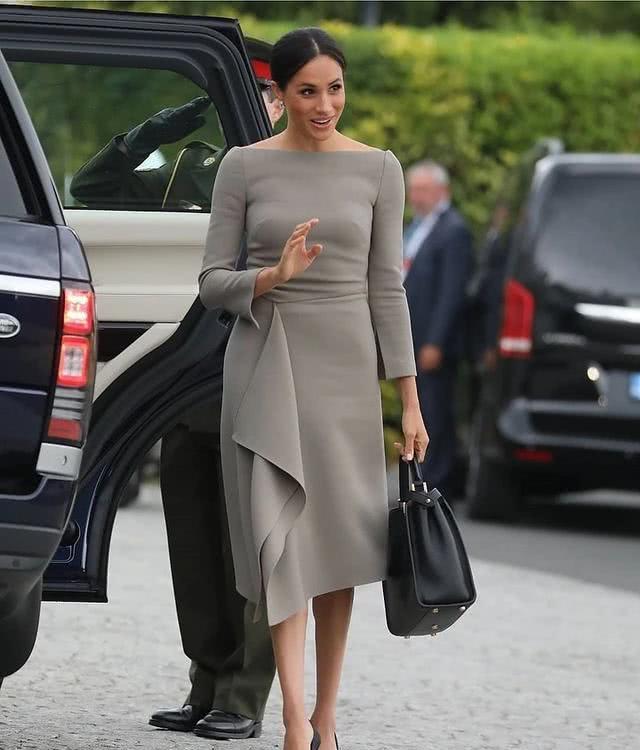 梅根王妃这件蓝色礼服,独特的设计,让她身材的优点完美的展现