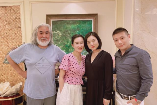 张纪中娇妻深夜晒聚会照,杜星霖容光焕发,疑白雪神秘老公现身