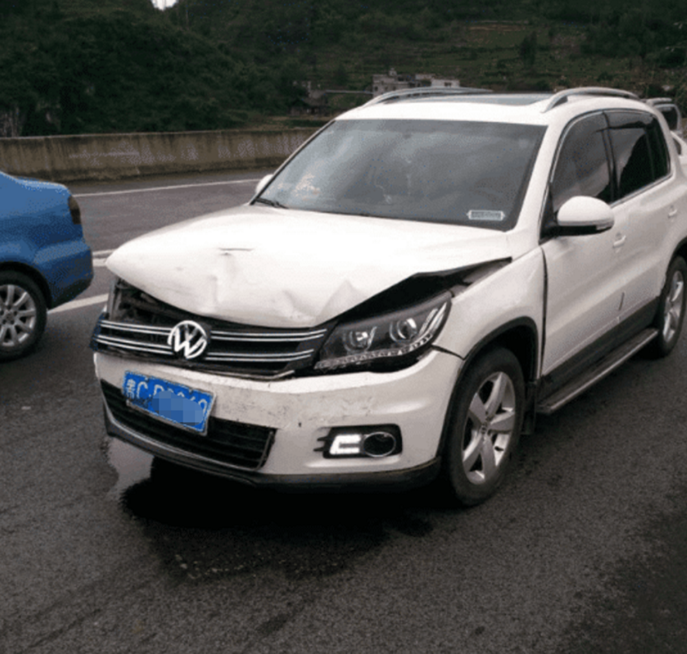 比亚迪唐高速遭大众途观追尾比亚迪车主我无法相信自己的眼睛