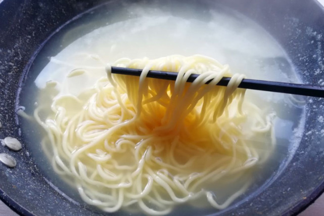 煮面条,不要直接加水下锅,牢记2个技巧,面条筋道,条条滑爽