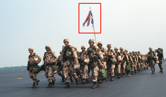 美军打仗也扛彩旗,不怕成为"活靶子",害怕狙击手打不赢战争