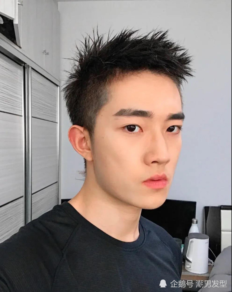 要说男生比较个性的发型,小飞机头发型就是其中一款了,首先把两边的