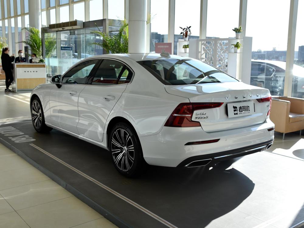 沃尔沃s60 2021款 t4 智远豪华版车头呈现出动感的设计风格,较大的