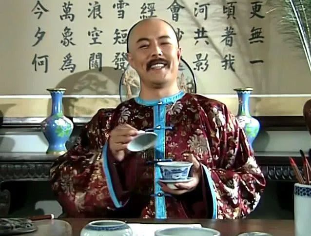 相传,乾隆皇帝有一次微服私访,到了一家茶馆喝茶,店小二可不知道这位