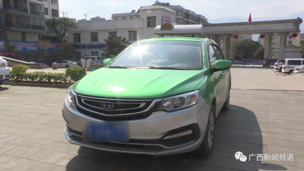 自己在富川麦岭镇被人持刀抢劫,不仅人受了伤,他的出租车和两部手机