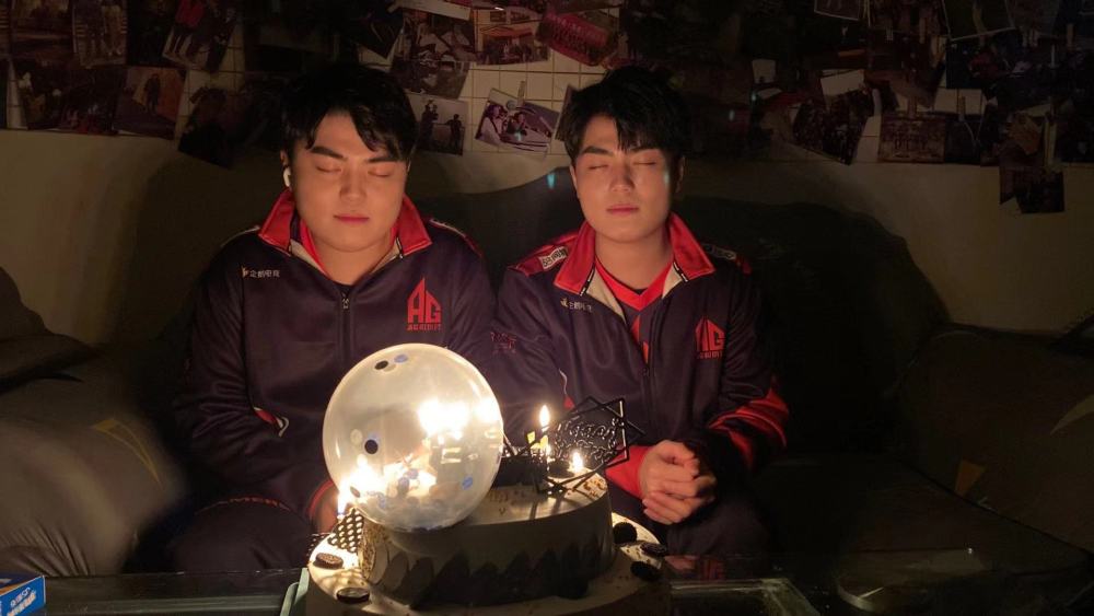 众所周知汤汤在后期的表现并不好,再加上月光盲目