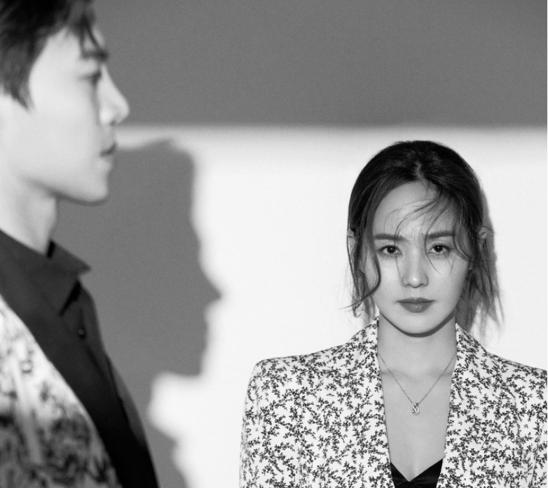 韩国大热剧顶楼2的主演柳真和朴殷硕一起拍摄了海报