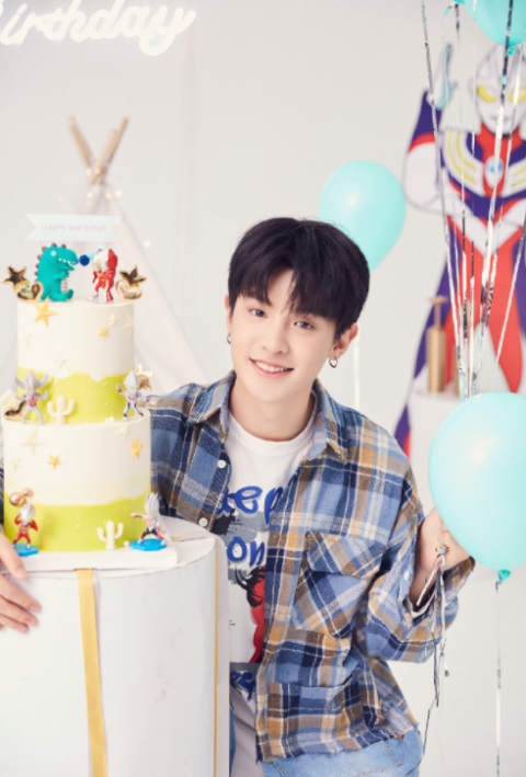 justin黄明昊19岁生日获杜华送祝福请继续乘风破浪