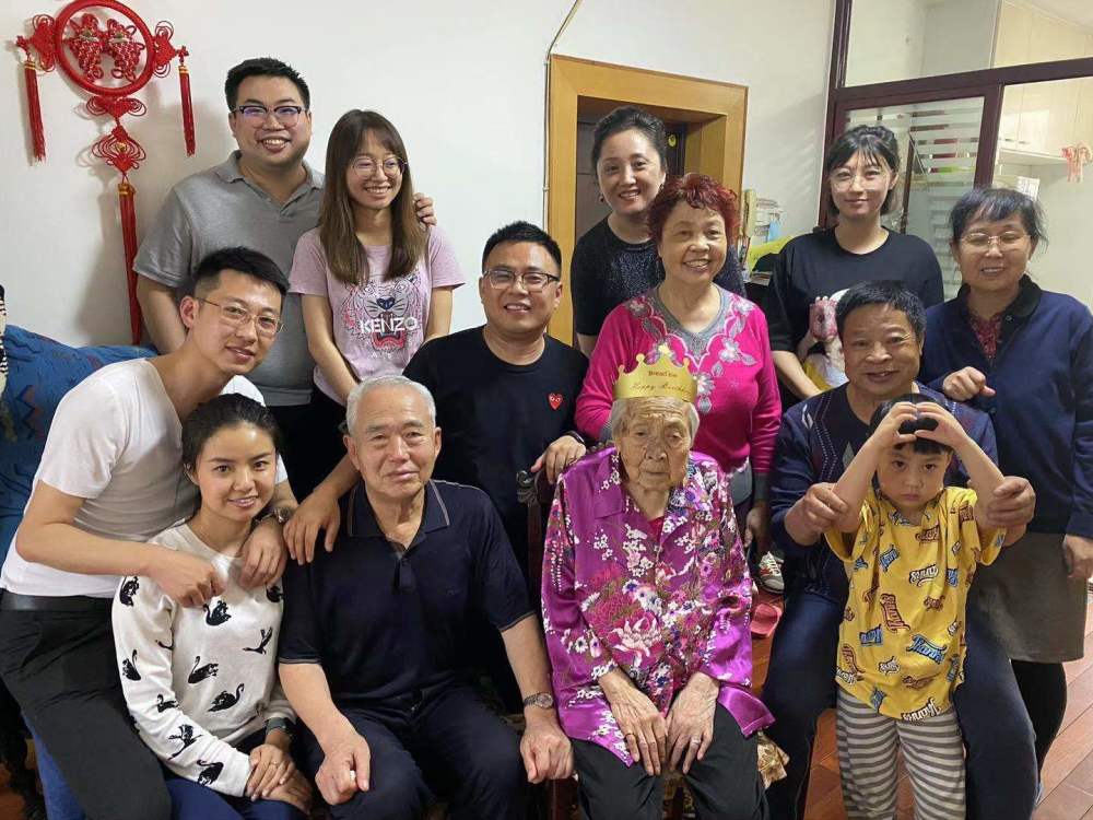 本报昨日头版刊发《五世同堂给108岁老人视频拜年》报道,立即引发读者