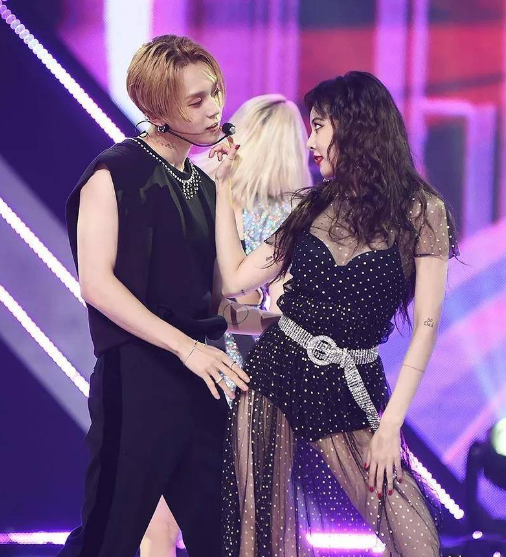 泫雅身穿超短性感连体衣大腿没有一丝赘肉被六个男伴舞包围