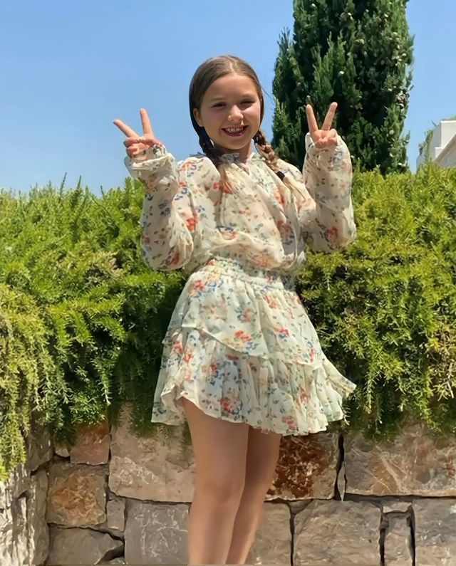 贝克汉姆家9岁小七太受宠,跟二哥享受美食,又被爸爸拥入怀中