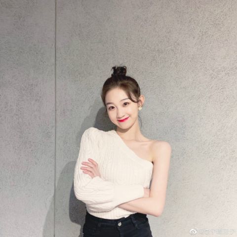 李子璇晒美照庆开工着白色上衣优越肩颈吸睛