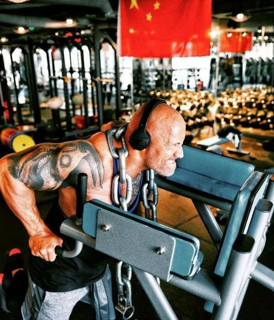 看了强森的训练,我们知道我们每天的健身只是热身.看他的手.