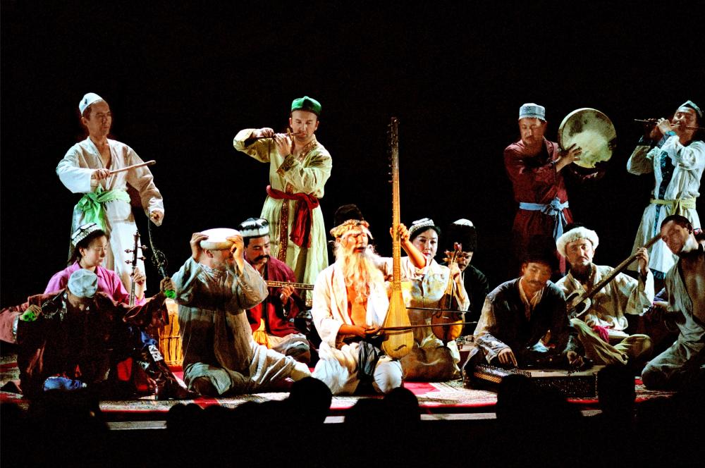 "木卡姆"为阿拉伯语,意为规范,聚会等意,在现代维吾尔语中,"木卡姆"