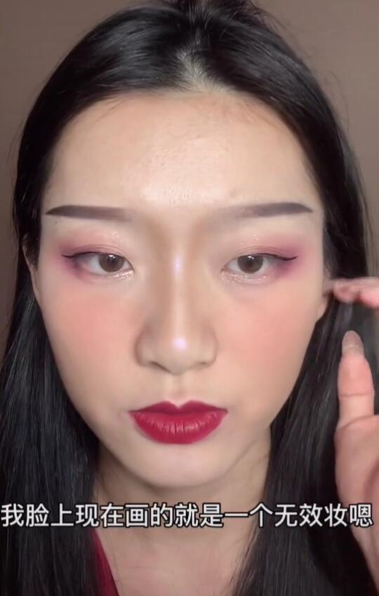 美女网红嘴唇肿得像香肠五官比例失调被嘲整容过度像刘梓晨孪生妹妹