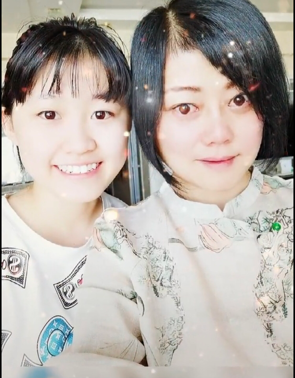 歌手何静近况凄凉,与女同框穿着朴素,曾因前夫欠巨债去夜场卖唱