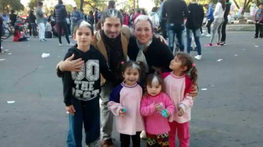 farid|六代遗传！阿根廷一家族成员出生就长一缕白发