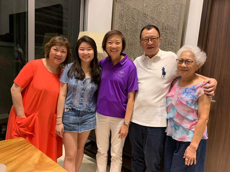 71岁许绍雄否认移民,打本百万为女儿开店,笑言每天生意火爆_腾讯新闻