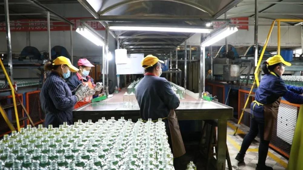 "我们恒伟玻璃现有两座窑炉,六条生产线,每天生产玻璃瓶110万支,玻璃