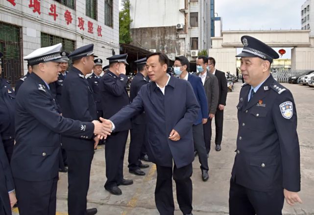 开工第一天,雷州市委书记张仁建率队走访慰问机关单位