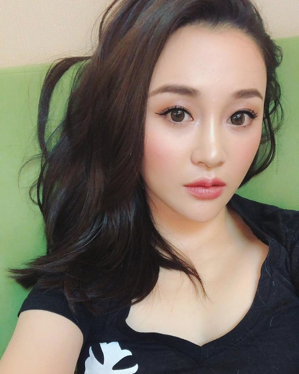 两人争执期间,陈昱霖在朋友圈公开这段恋情引发轰动,自称为吴秀波洗尽