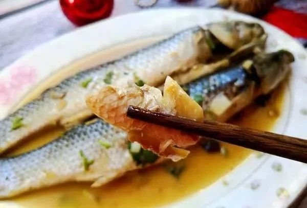 野生开冰梭个体纤细,鱼鳞大,因为一个冬季没有进食,因此没有土腥味.