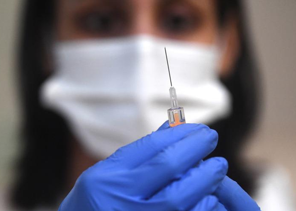 英国批准新冠 人体实验 要求志愿者主动感染病毒 引巨大争议 腾讯新闻