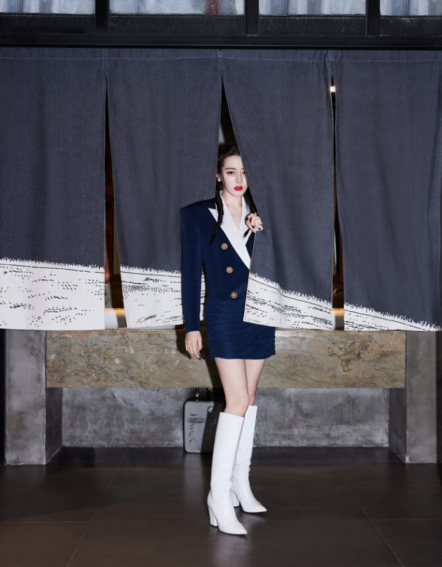 迪丽热巴新年首晒美照,身材苗条似"蝴蝶仙子",这气质小花里谁比得过