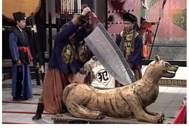 古代腰斩到底有多疼?死囚行刑前,都要拿银子贿赂刽子手