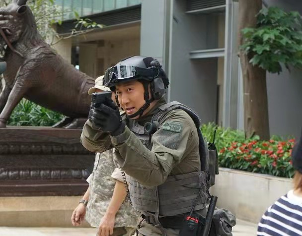 温馨洪金宝长子洪天明片场与妻儿团聚讲明不希望儿子进娱乐圈