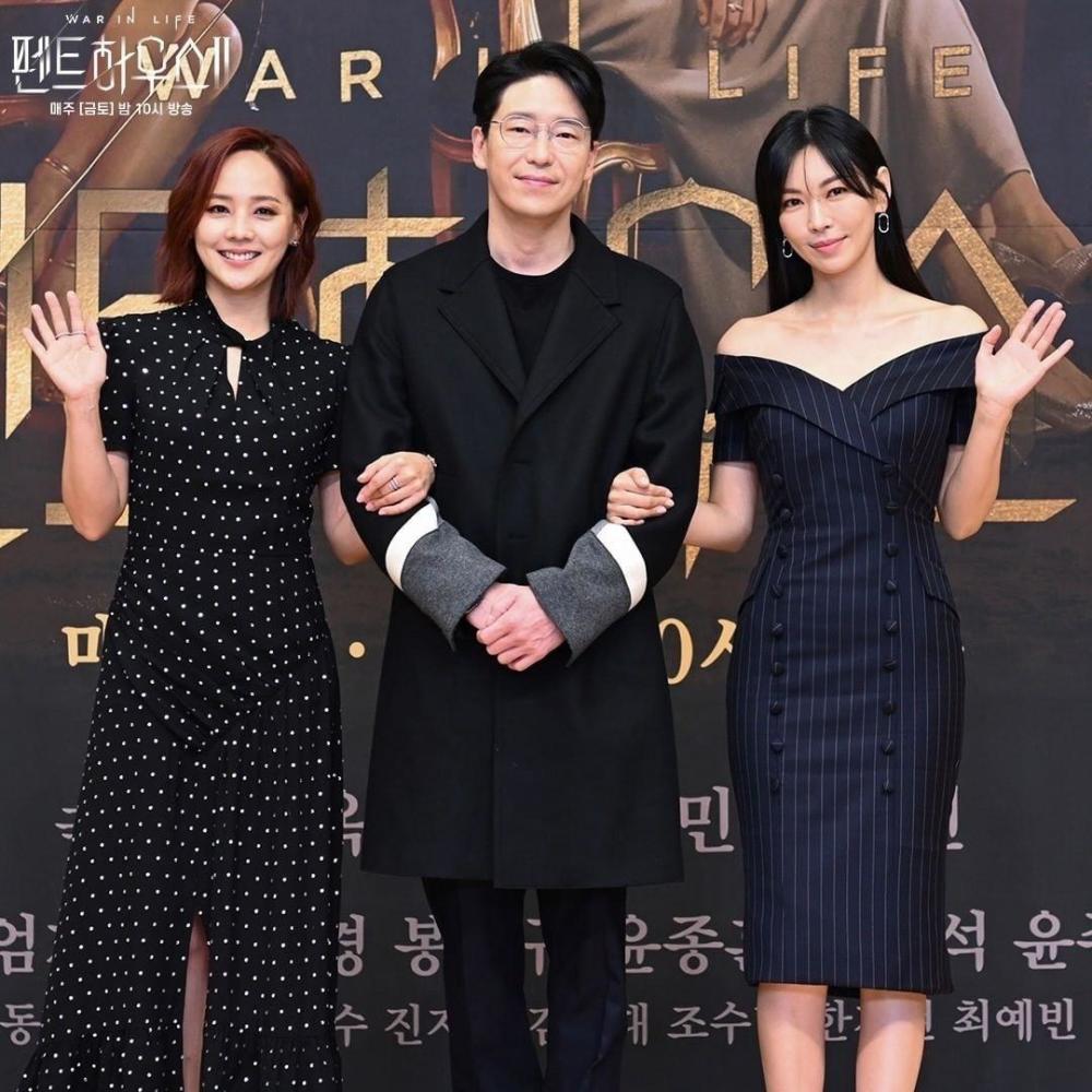 顶楼2发布会金素妍一字领修身裙秀瓷瓶腰严基俊坦言努力演好吻戏