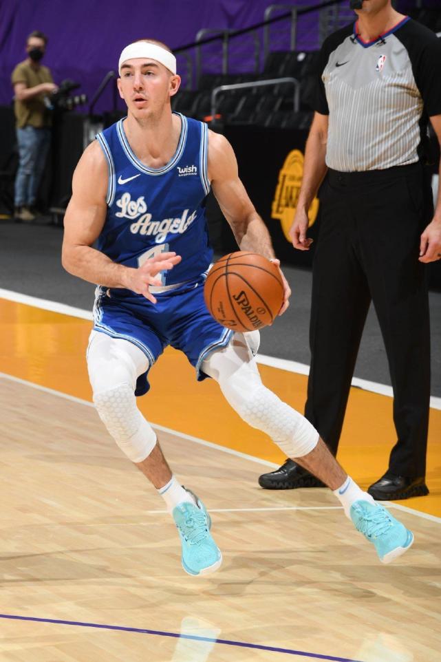 湖人队现役球员卡鲁索签约运动品牌安踏