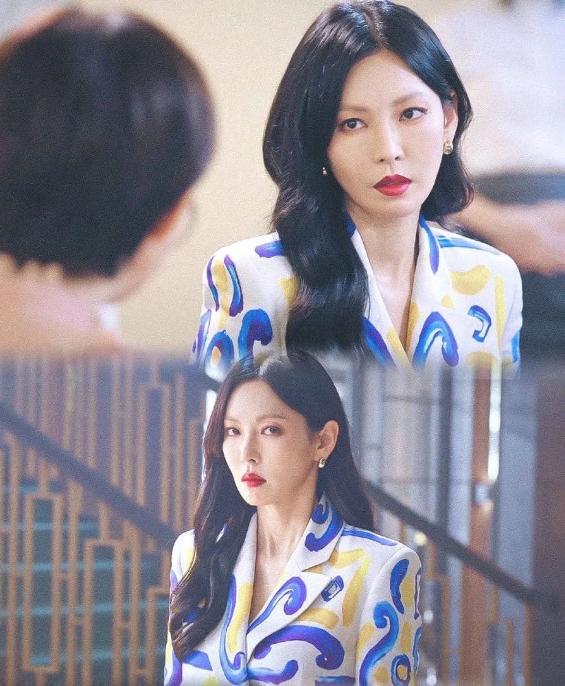 在这部荒诞且上头的剧里,一肚子坏水的千书真让人又爱又恨.