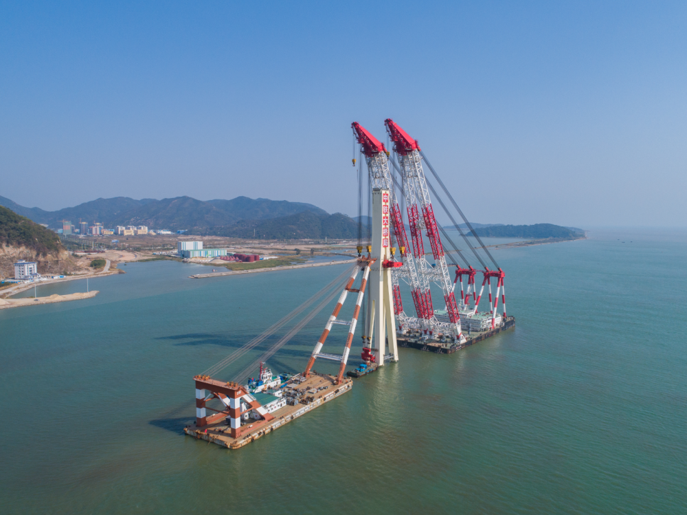 千吨桥体空中跳芭蕾珠海金海大桥首个钢主塔架设成功