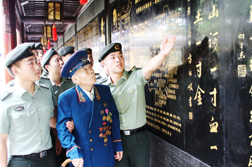 90岁抗战老兵因证件丢失无法证明身份在博物馆指着照片这就是我