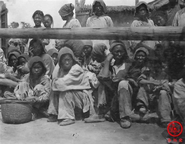 晚清老照片百姓遇大饥荒嗷嗷待哺吃树叶草根有人饿倒路边