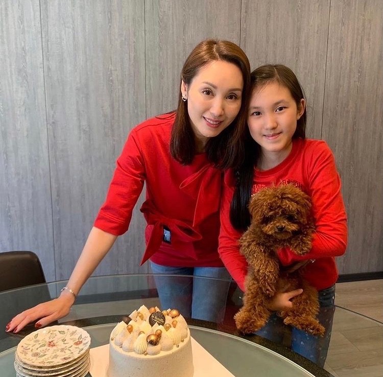郭可盈和女儿穿同款造型似姐妹11岁津津很有大家闺秀气质