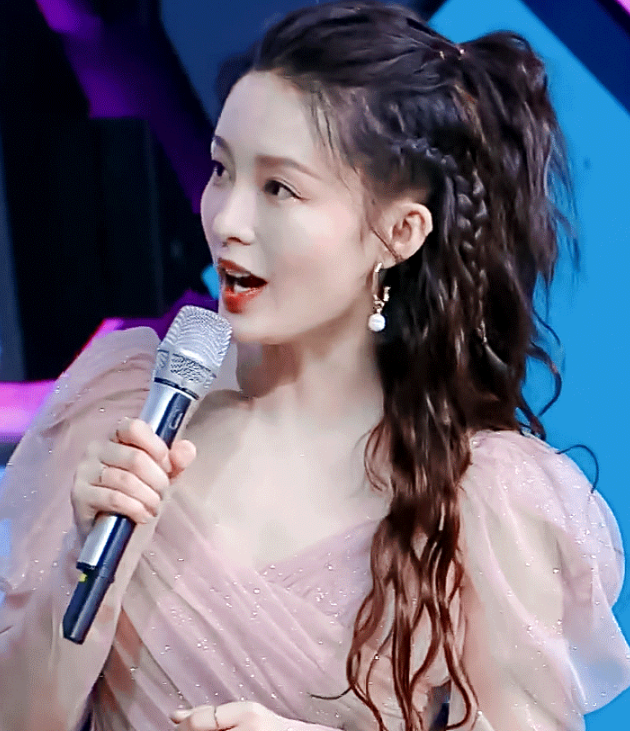 李沁穿薄纱裙秀身材,出场惹男粉沸腾,被王大陆抱住后的反应亮了