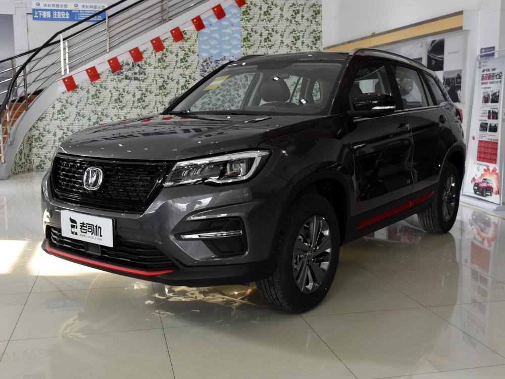 长安cs75整体前脸呈现出动感的设计风格,大尺寸的多边形格栅搭配黑色