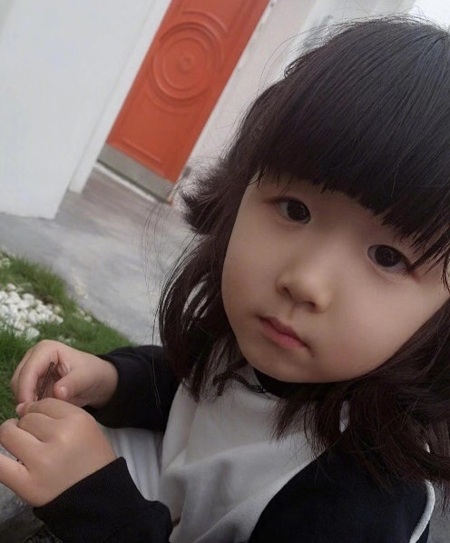 张亮儿女拍摄时尚大片,妹妹五官太像爸,13岁天天大长腿惹人注目_腾讯