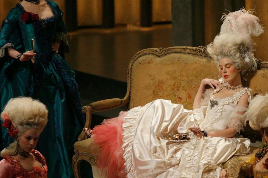 奥地利公主被迫和亲,一生奢侈花光国库,38岁把自己推上断头台