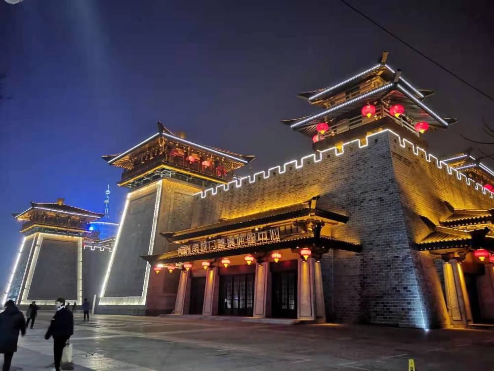 夜游河南许昌曹魏古城步行街:建筑风格很三国,一楼一景美食多