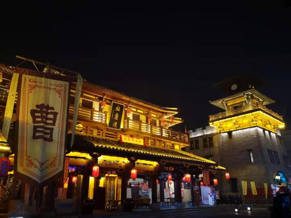 夜游河南许昌曹魏古城步行街:建筑风格很三国,一楼一景美食多