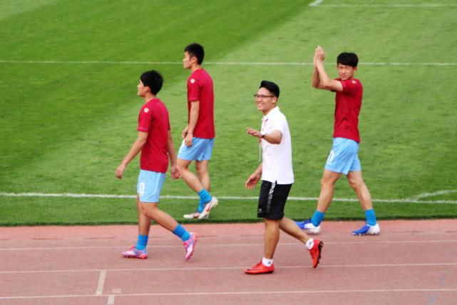 也在个人社交平台上炮轰俱乐部:"从17年跟球队冲乙,17年李旭东接手后